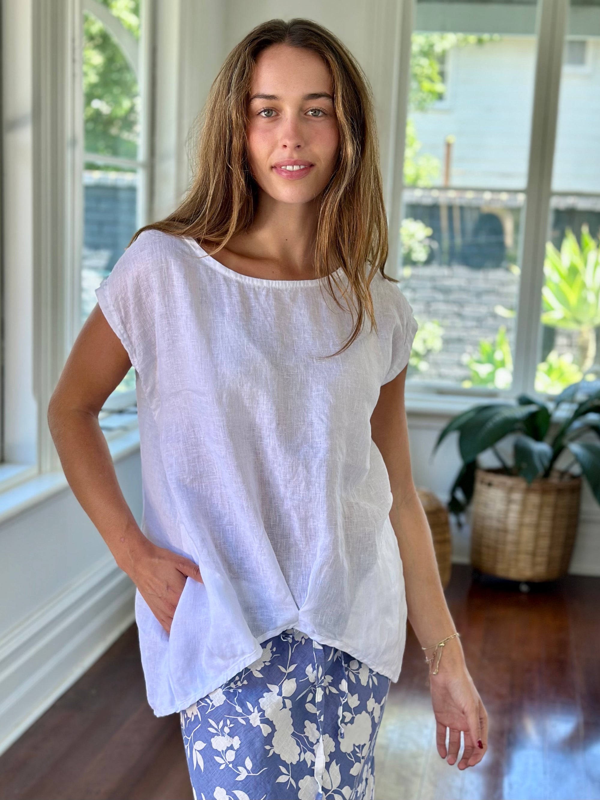 sarah top-white linen Apparel