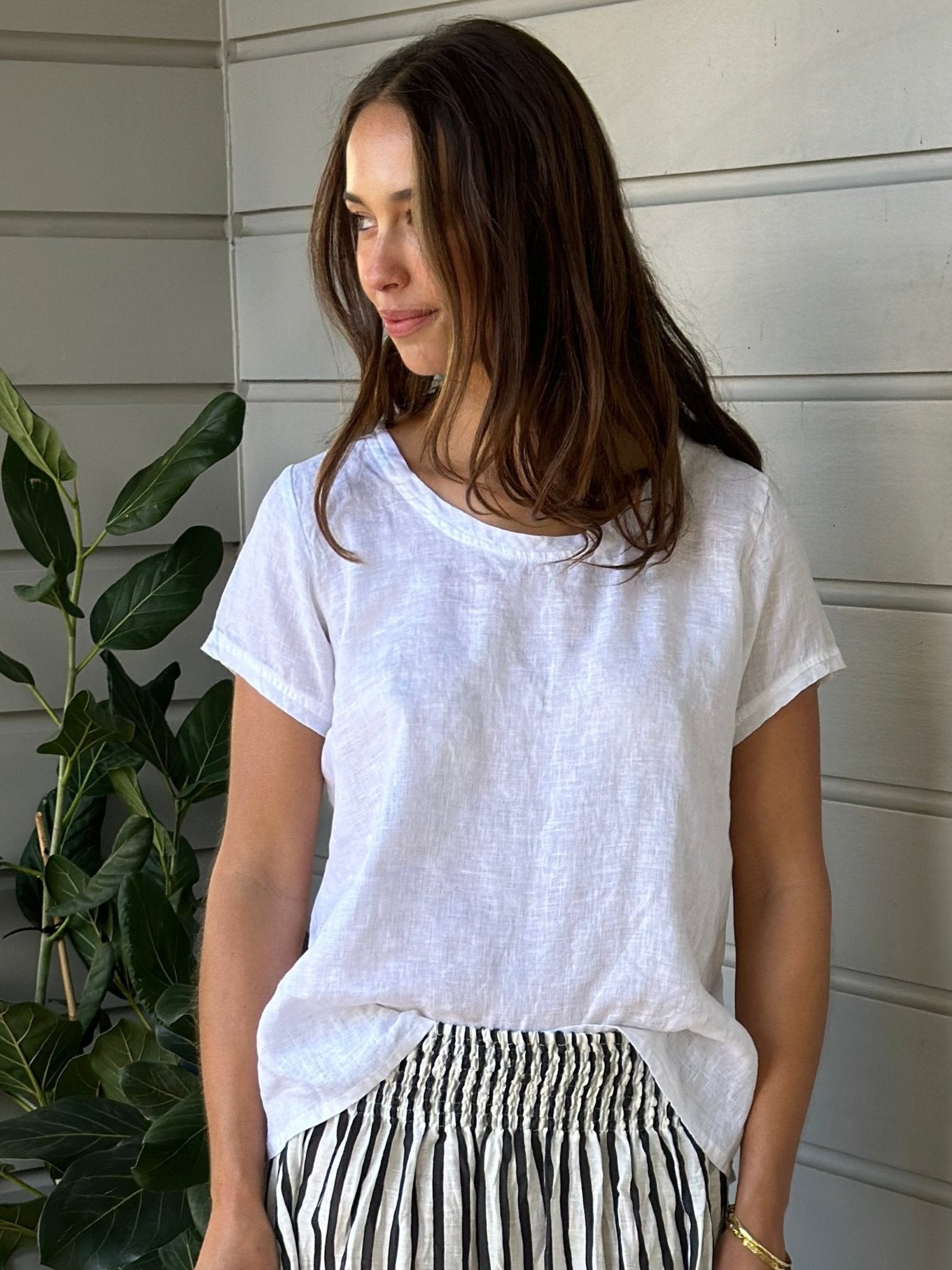ellie round neck-white linen Apparel
