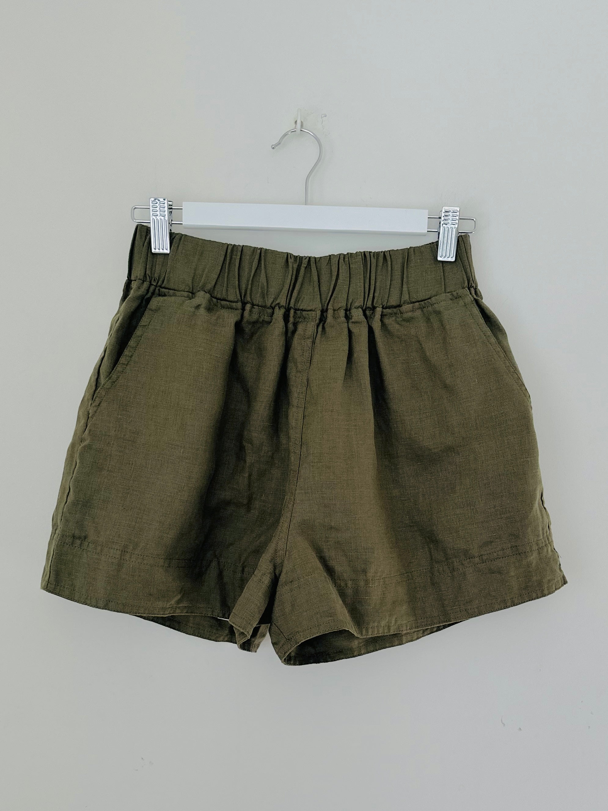 abbey short - army linen Apparel