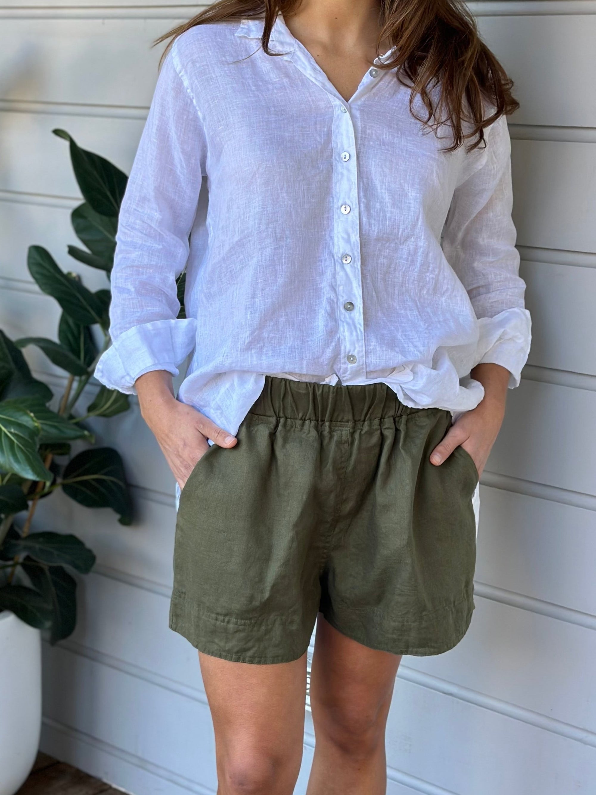 abbey short - army linen Apparel