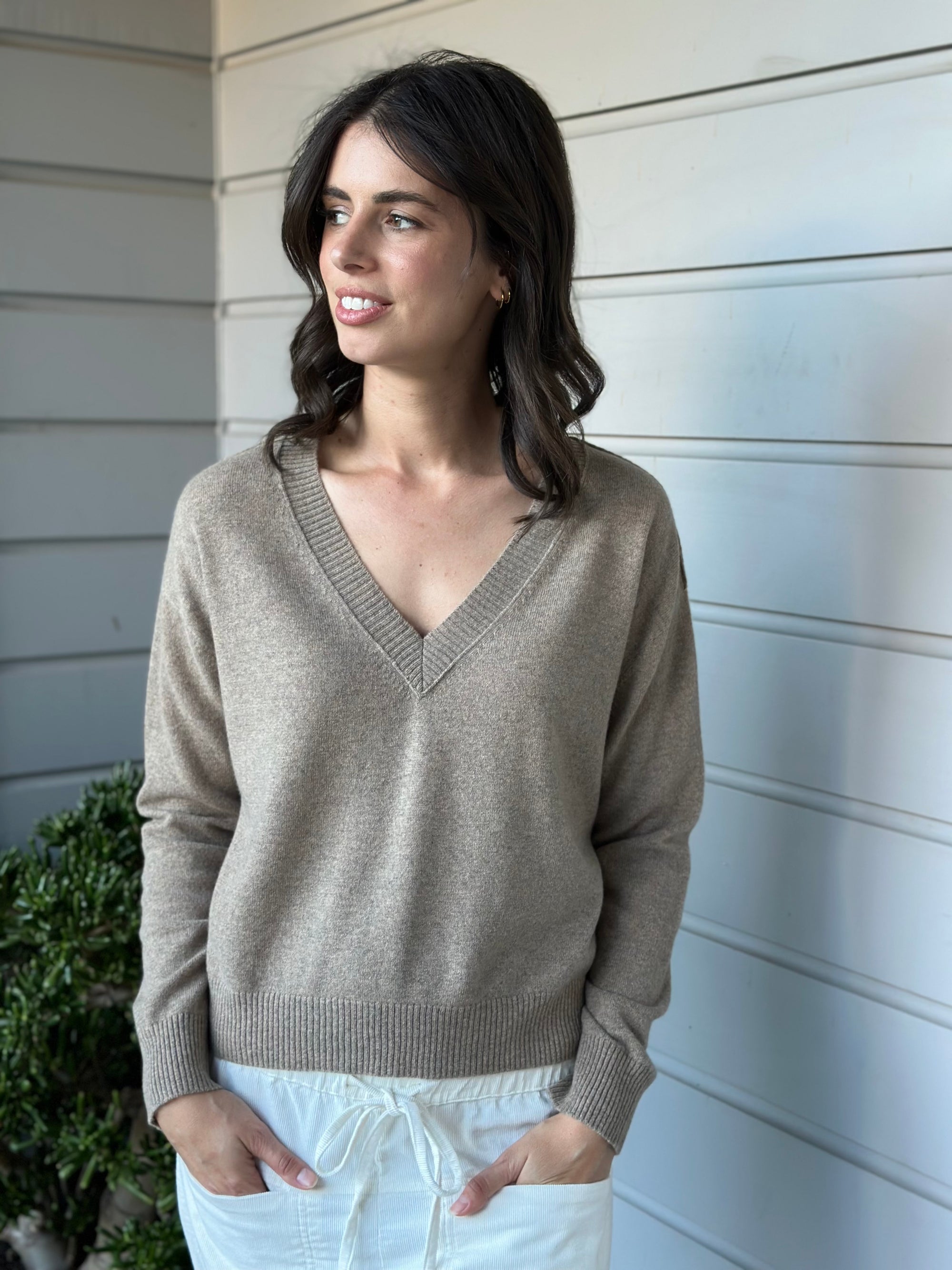 mavis v neck knit- wheat cashmere Apparel