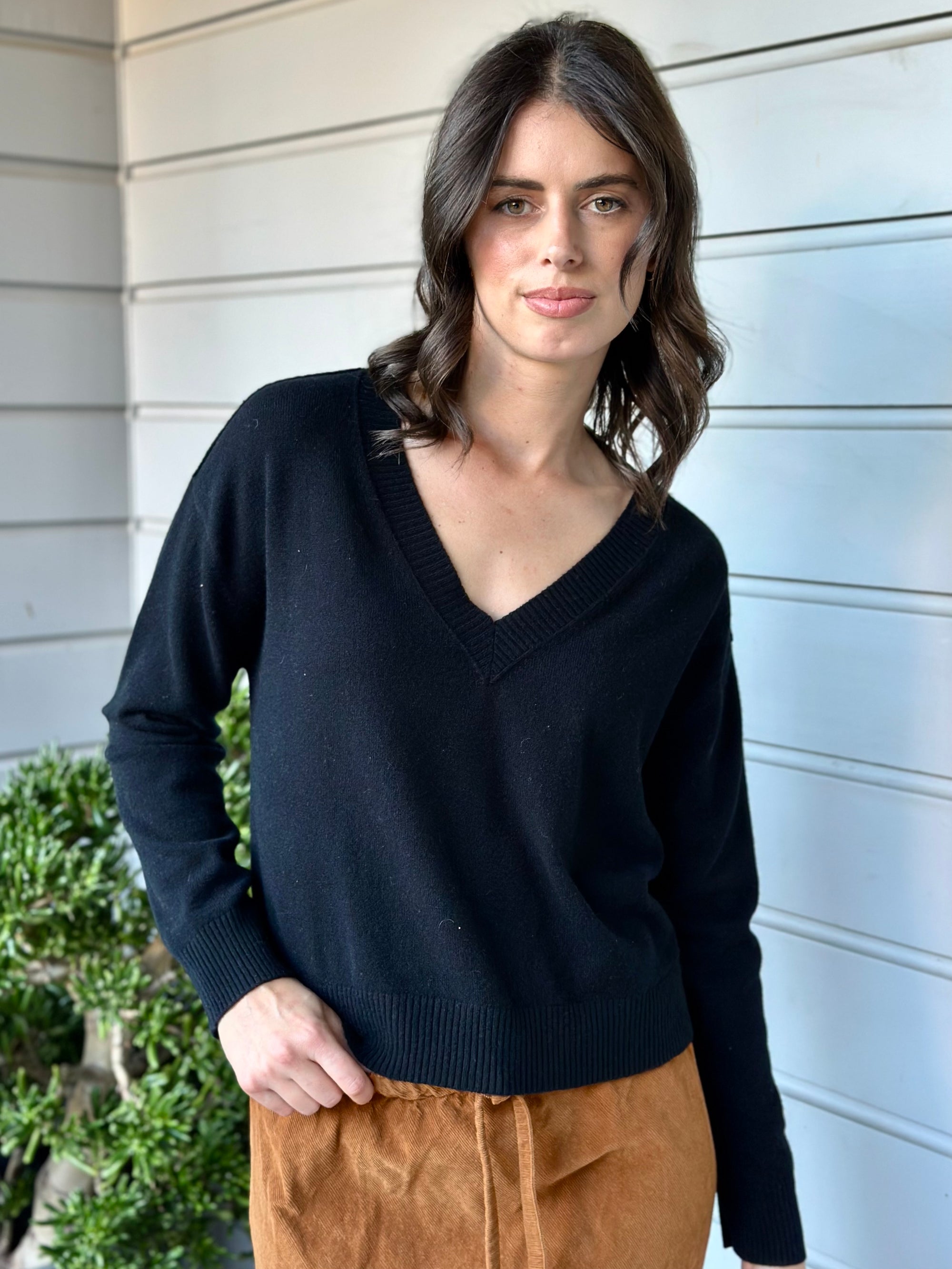mavis v neck knit- -black cashmere Apparel