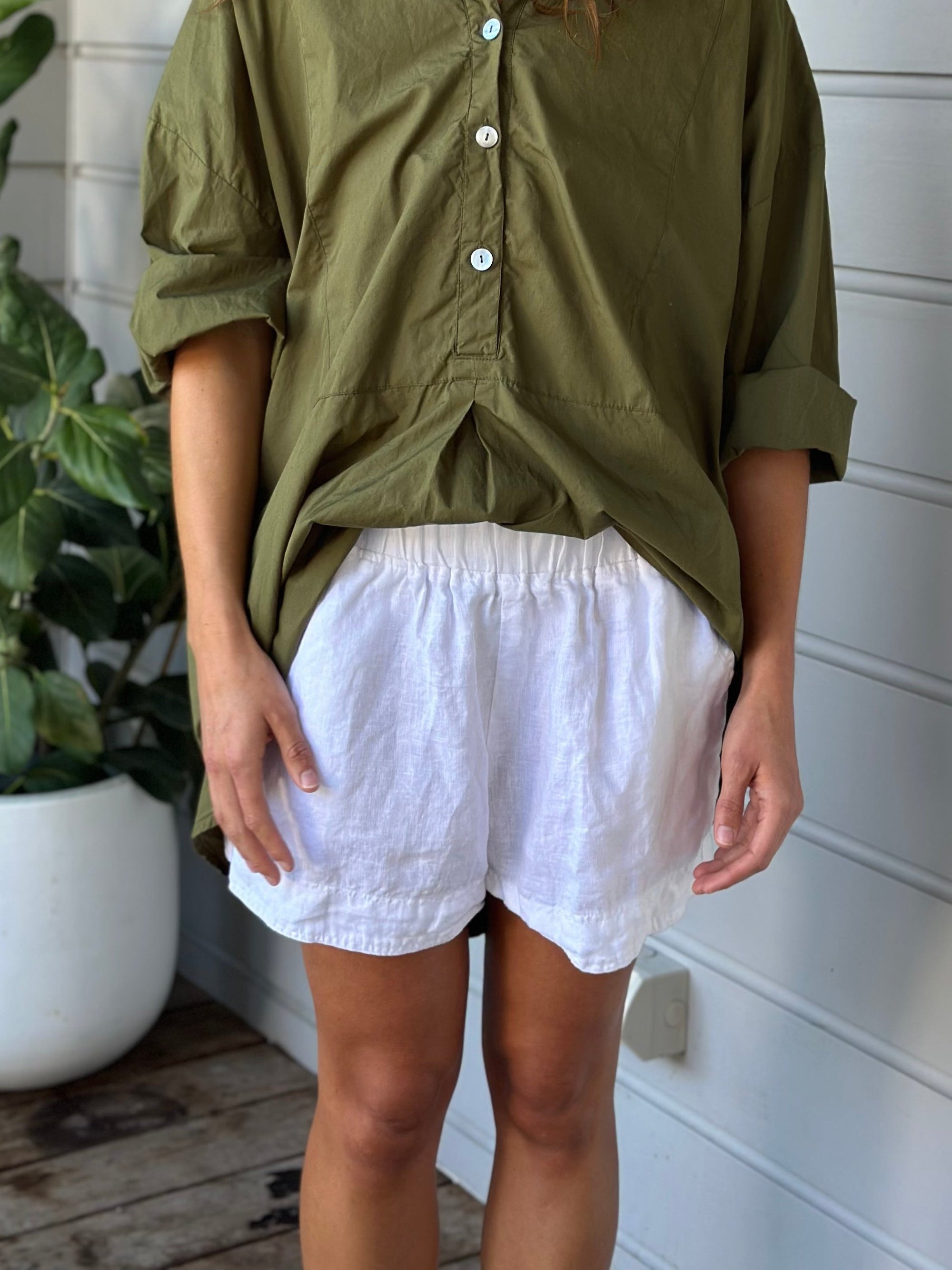 abbey short - white linen Apparel