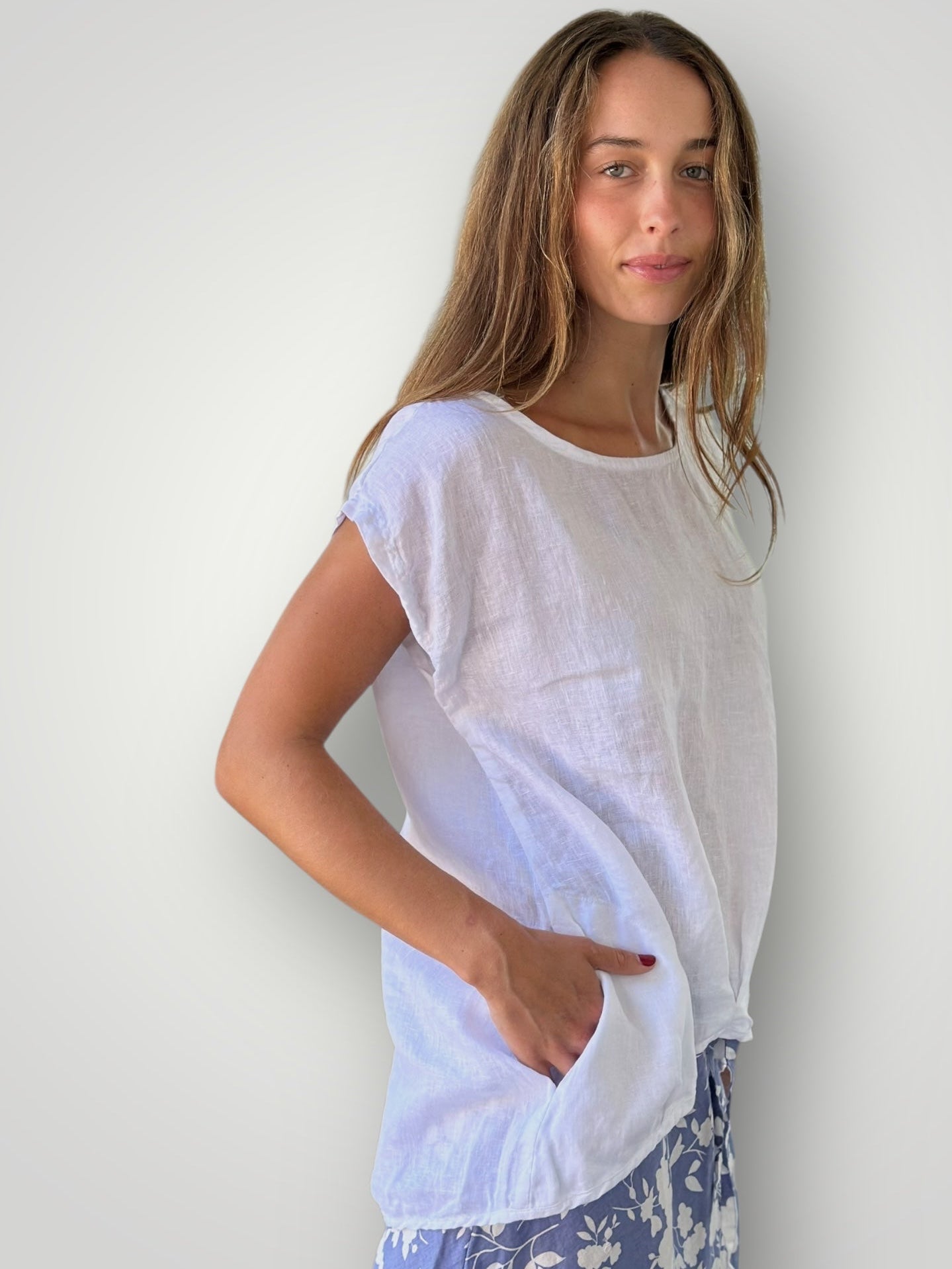sarah top-white linen Apparel
