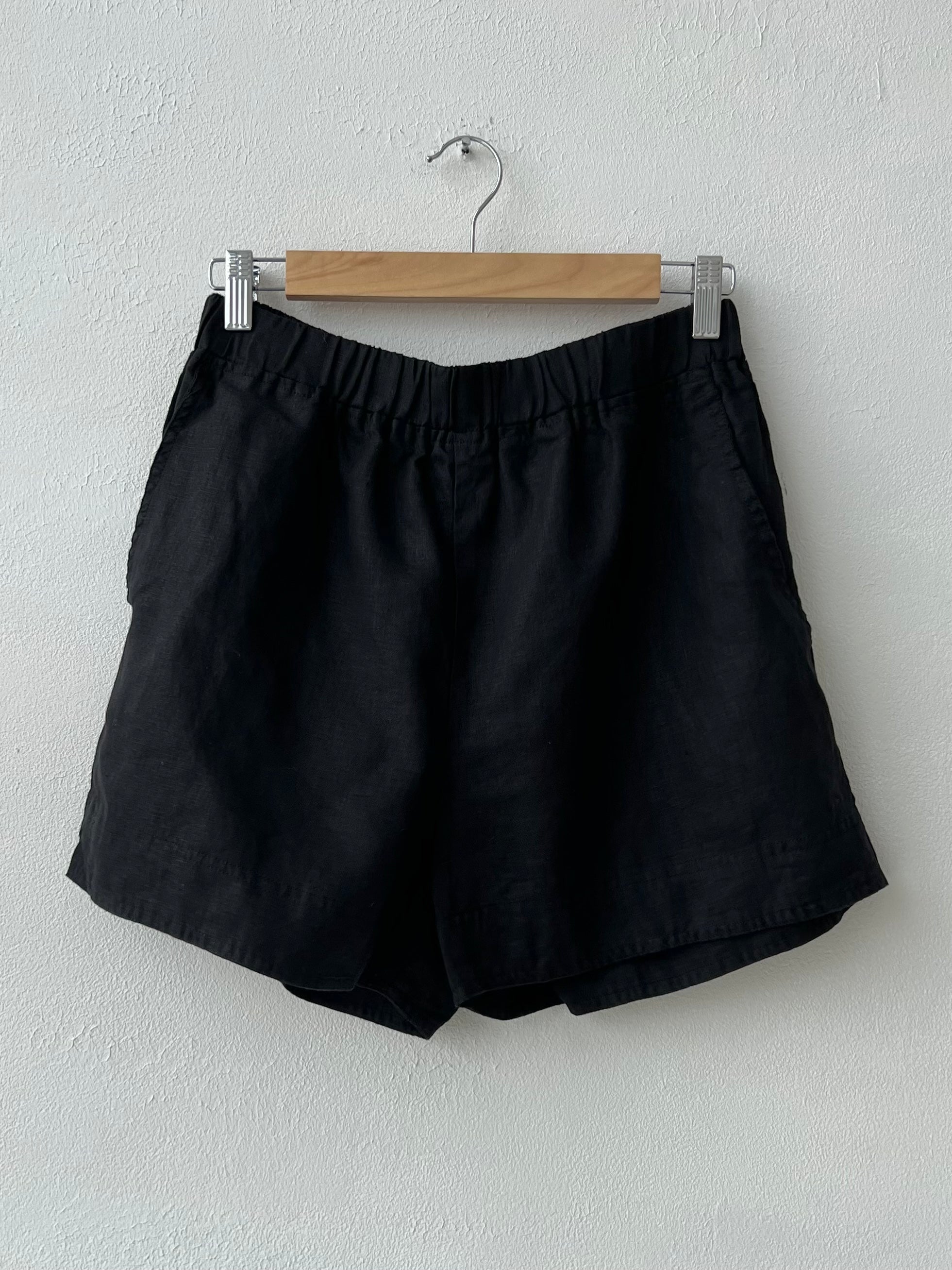 abbey short - black linen Apparel