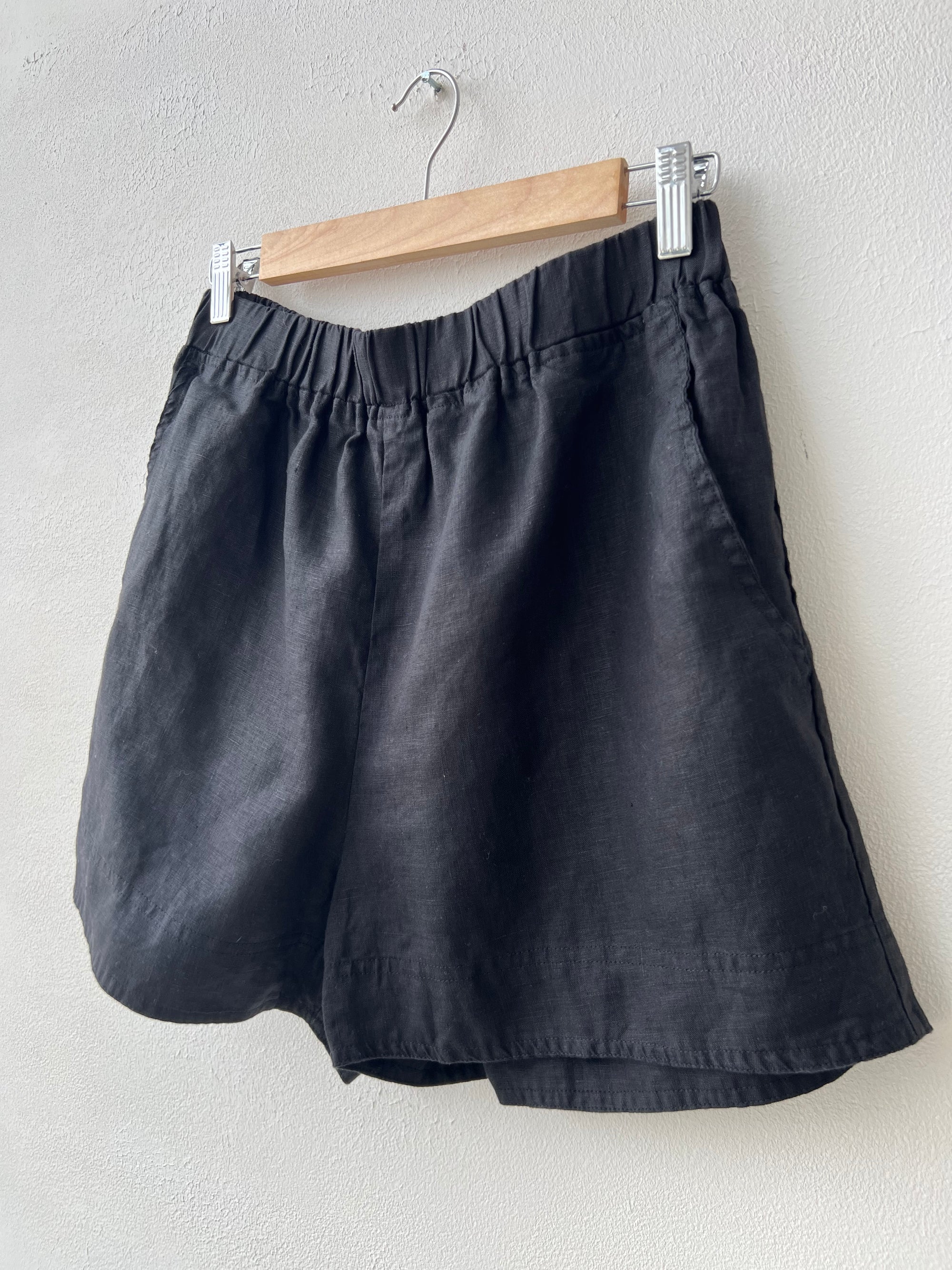abbey short - black linen Apparel