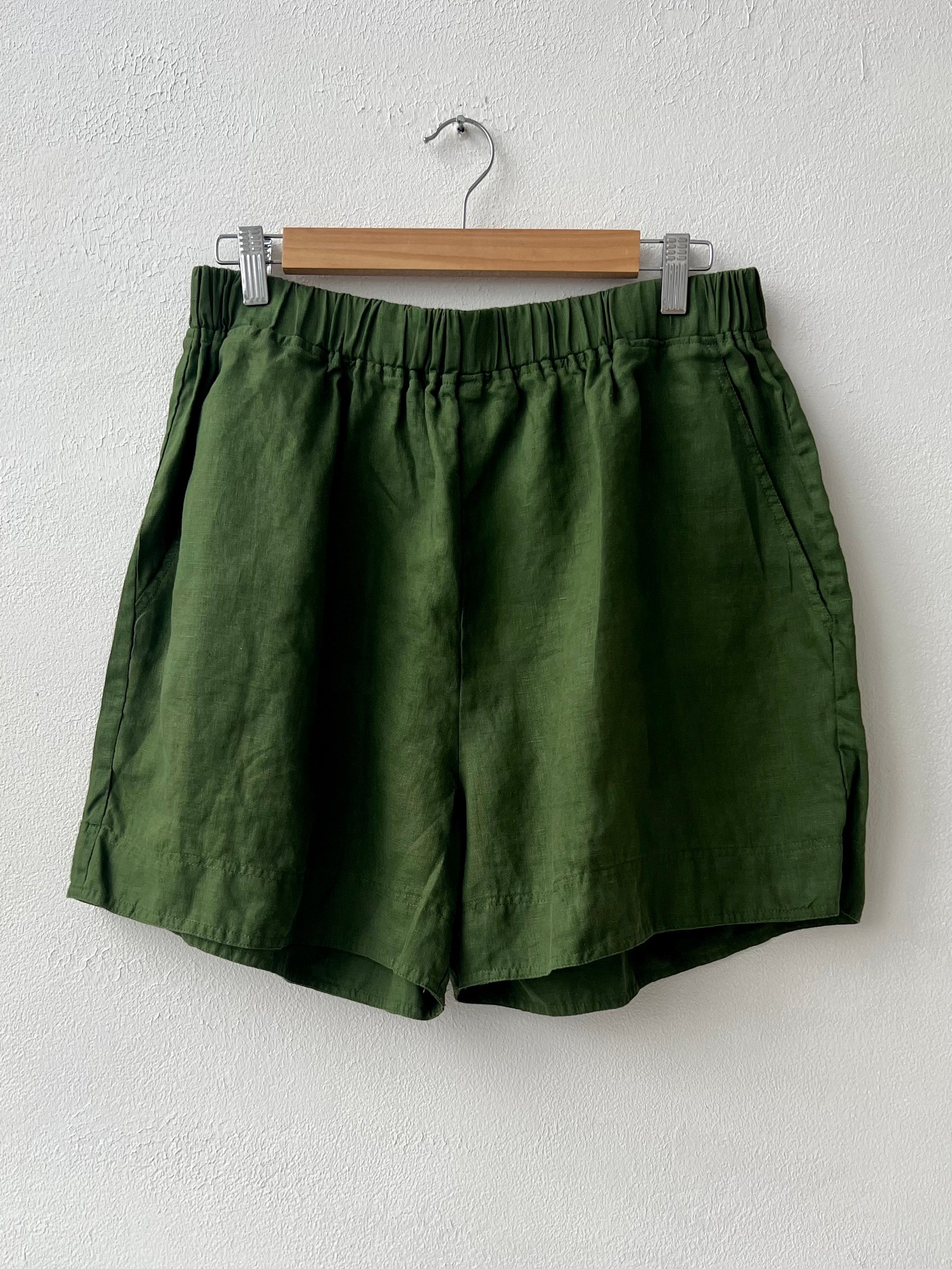 abbey short - moss linen Apparel