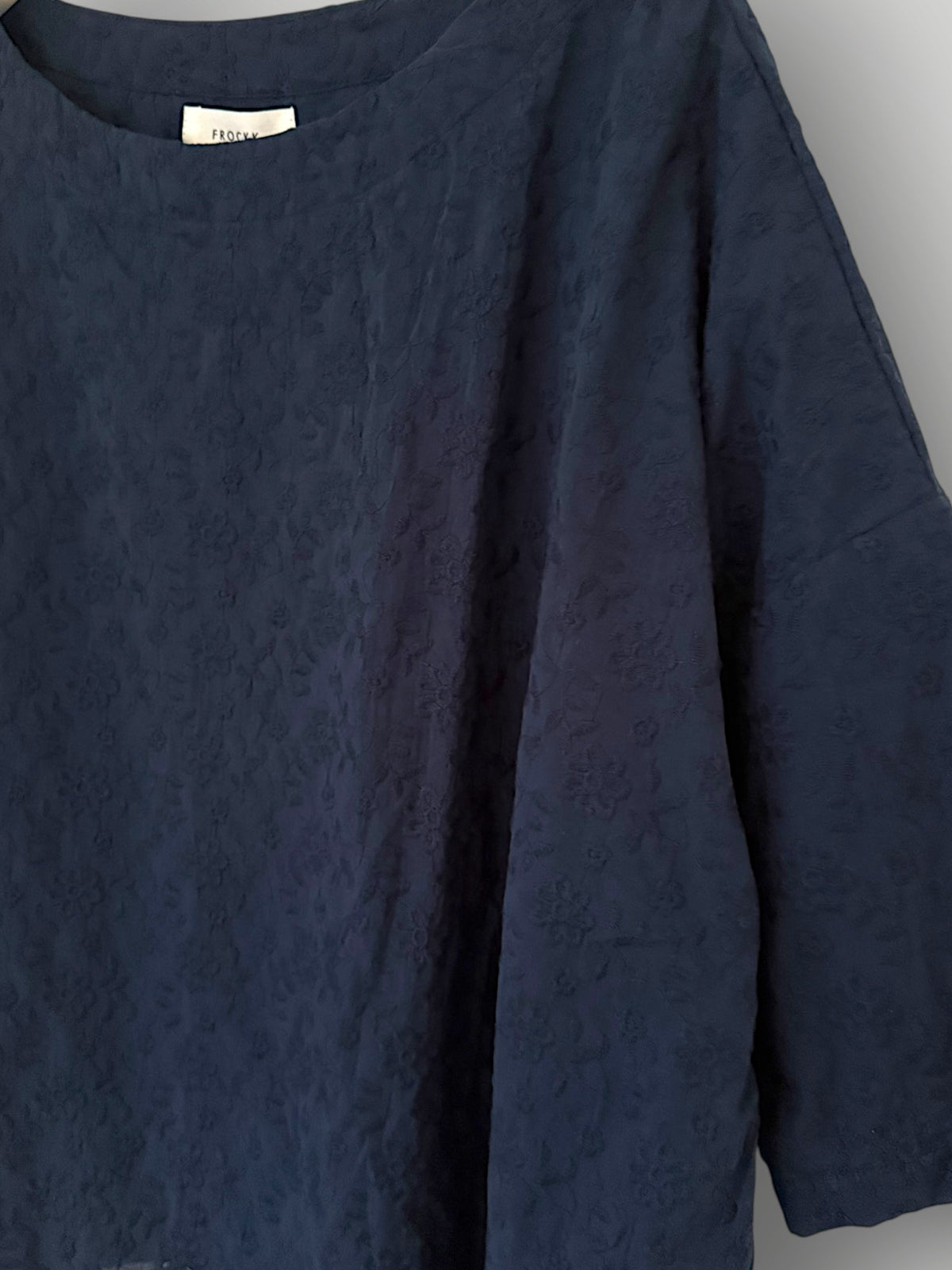 marita top - cotton embroidery navy Apparel