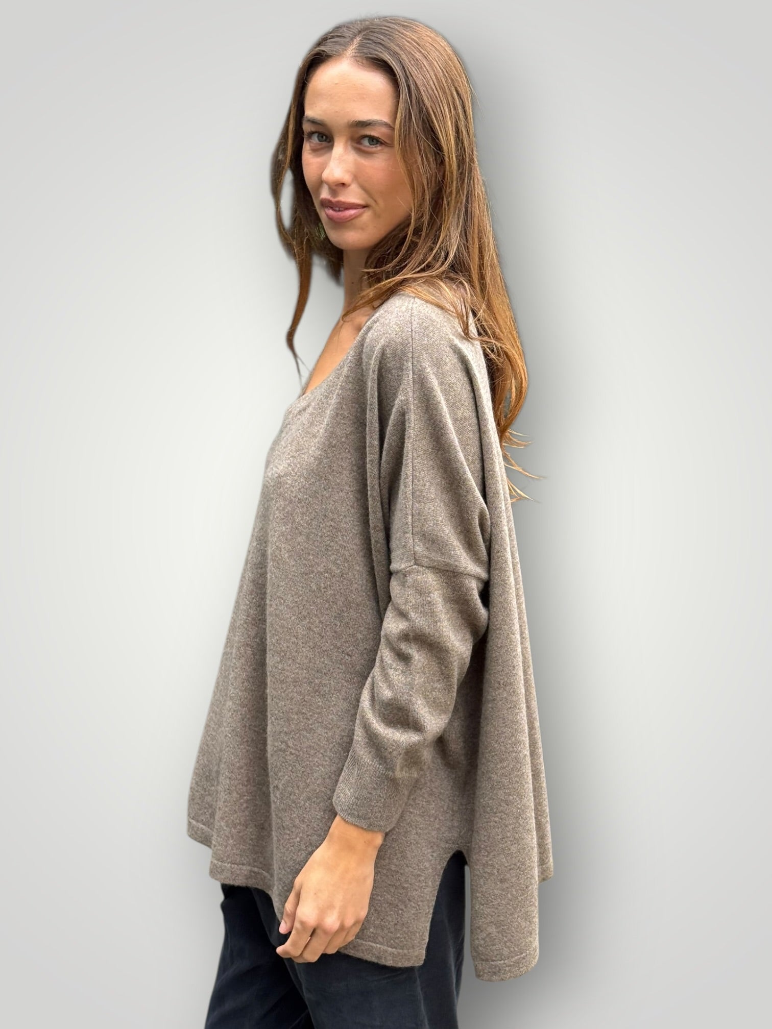 boyfriend v cashmere knit- light soil Apparel