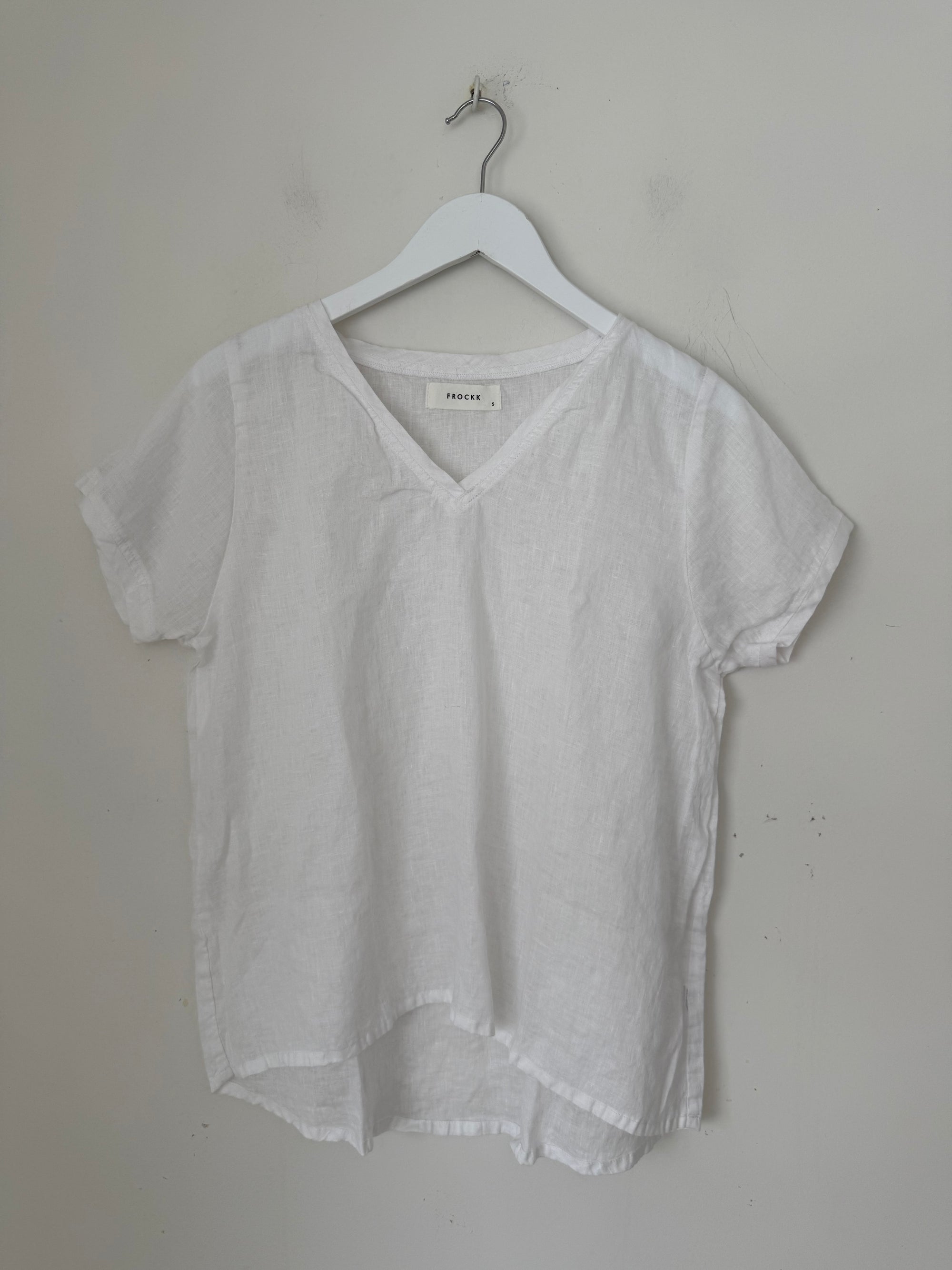 ellie top v neck-white linen Apparel