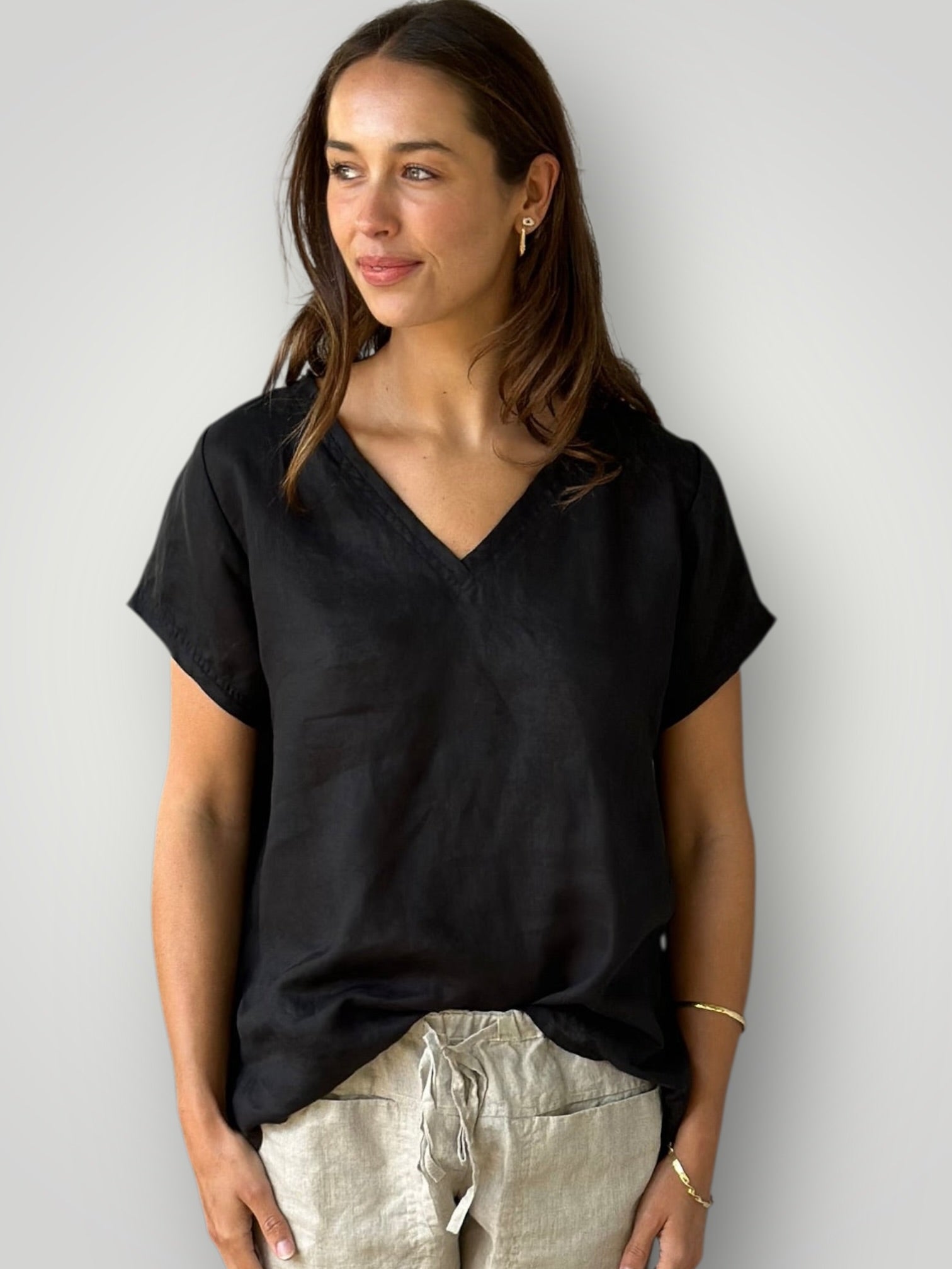 ellie v neck -black linen Apparel