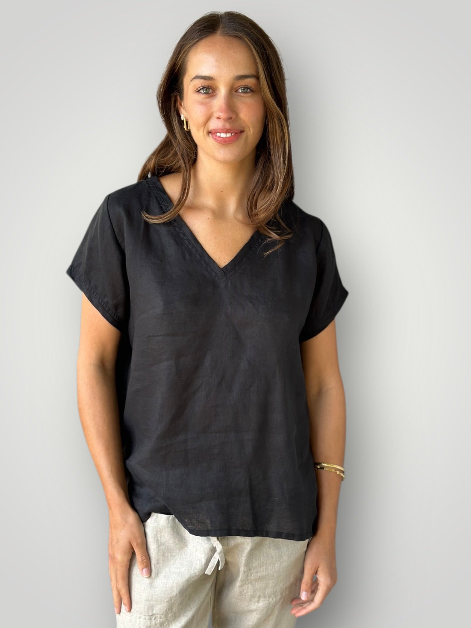 ellie v neck -black linen Apparel
