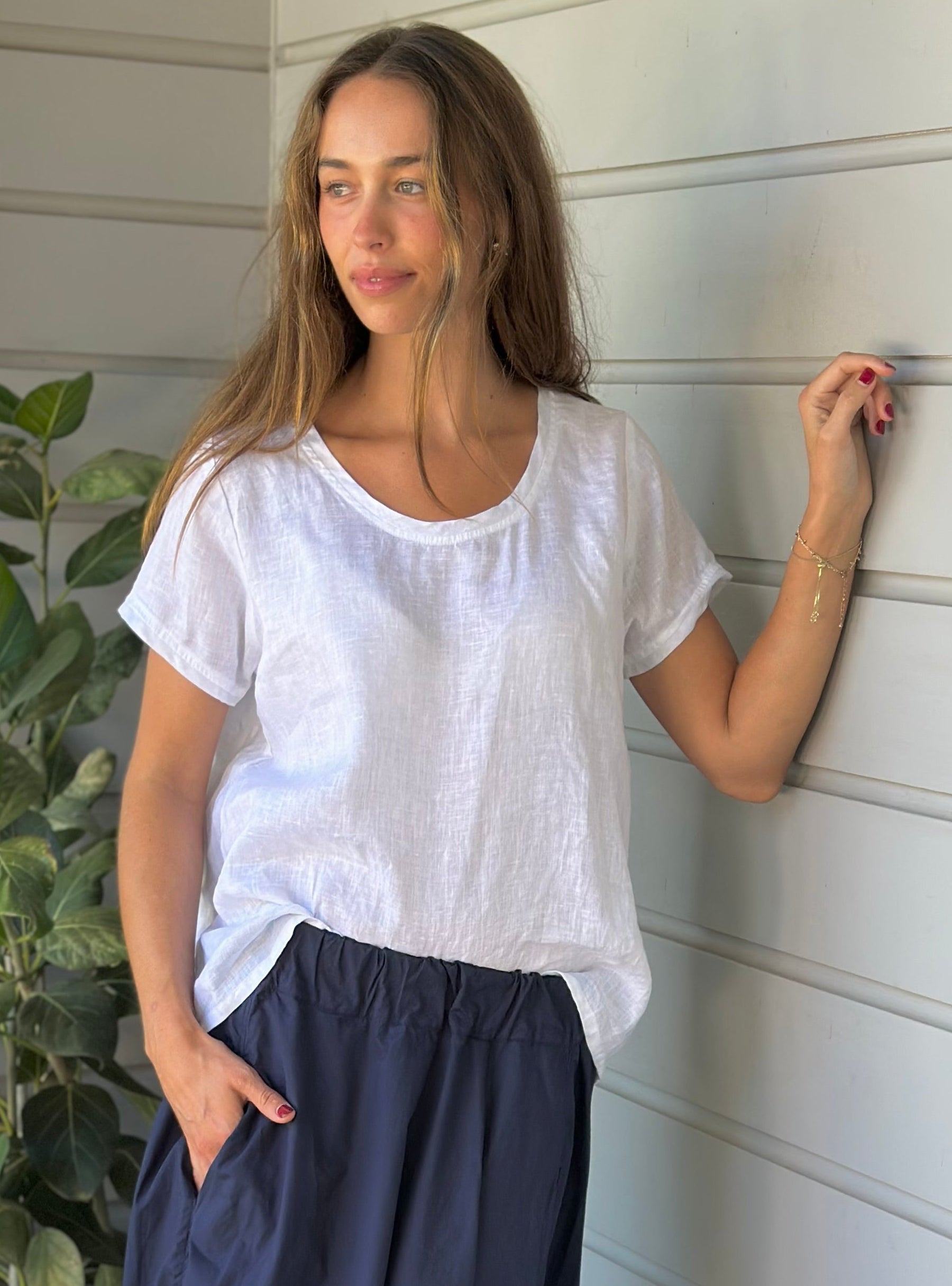 ellie round neck-white linen Apparel