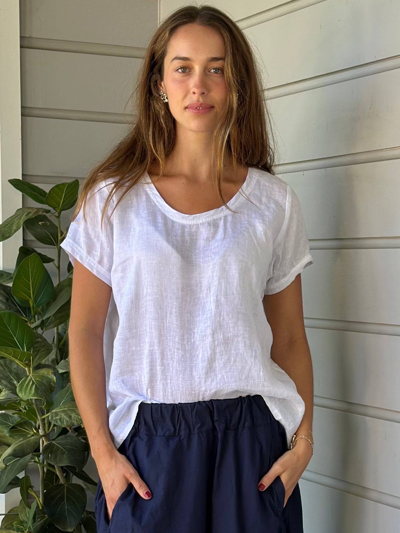 ellie round neck-white linen Apparel