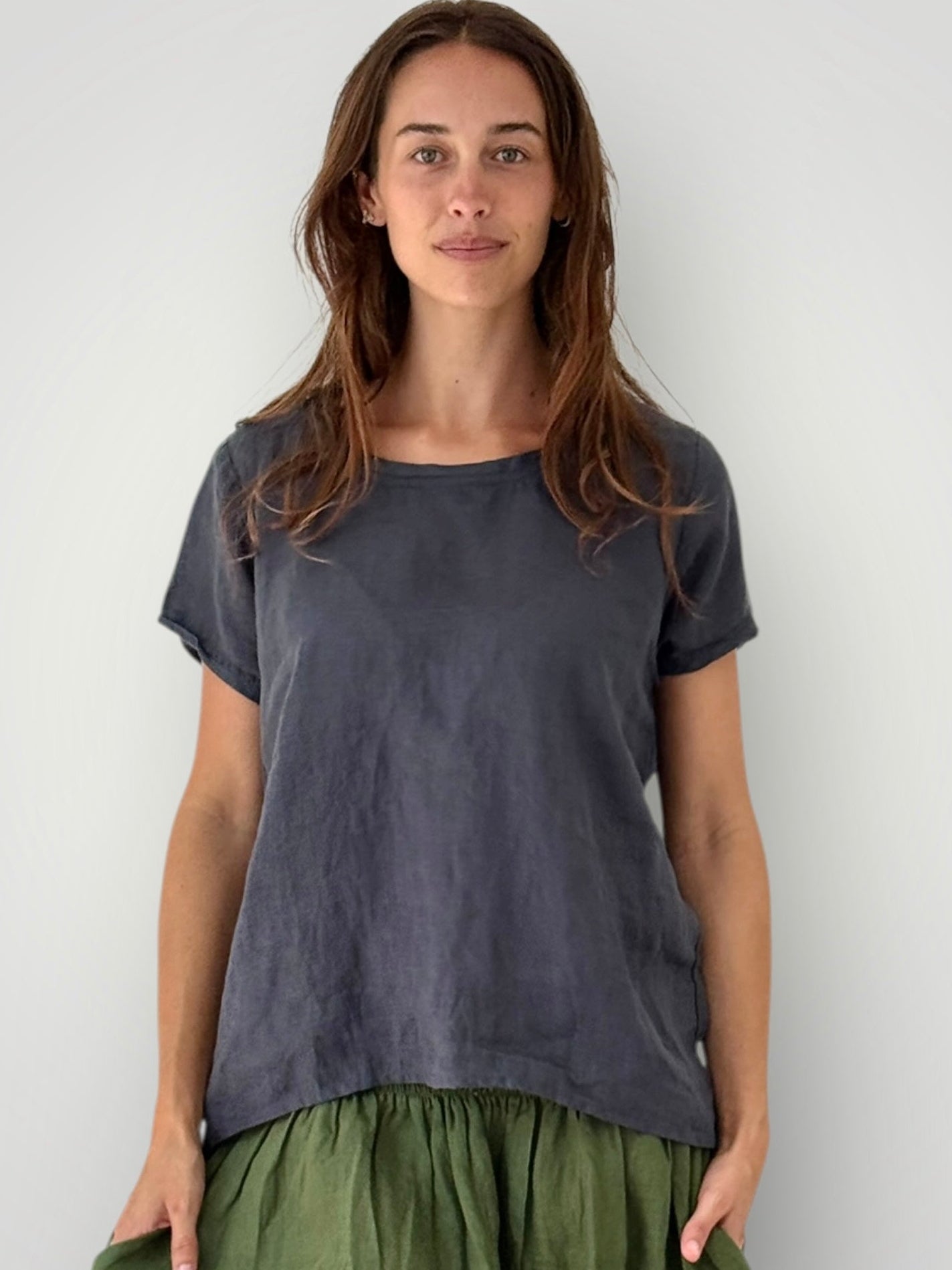 ellie round neck-slate linen Apparel