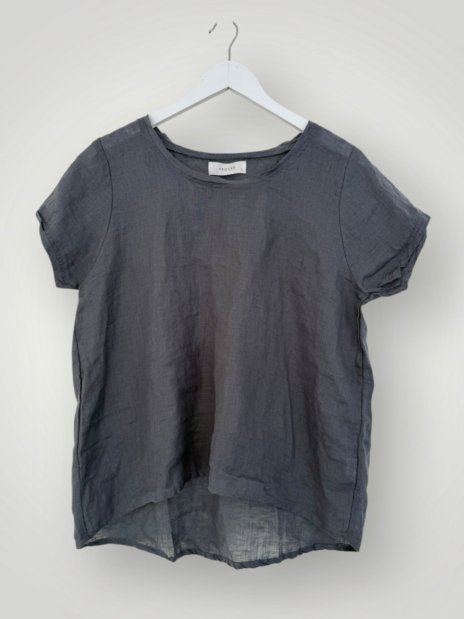 ellie round neck-slate linen Apparel