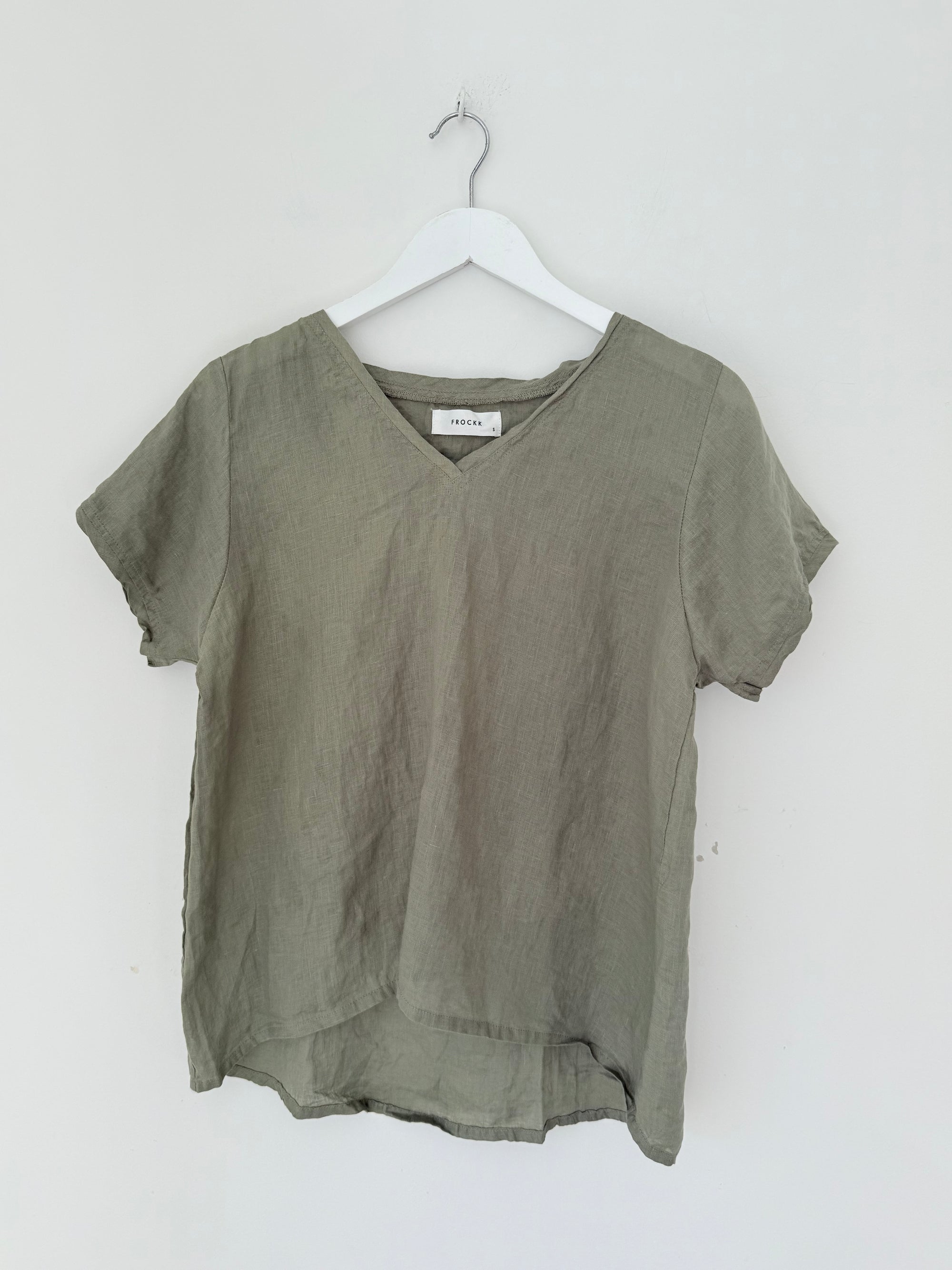 ellie v neck-sage linen Apparel