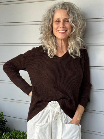 ribbed v neck cashmere -chocolate Apparel