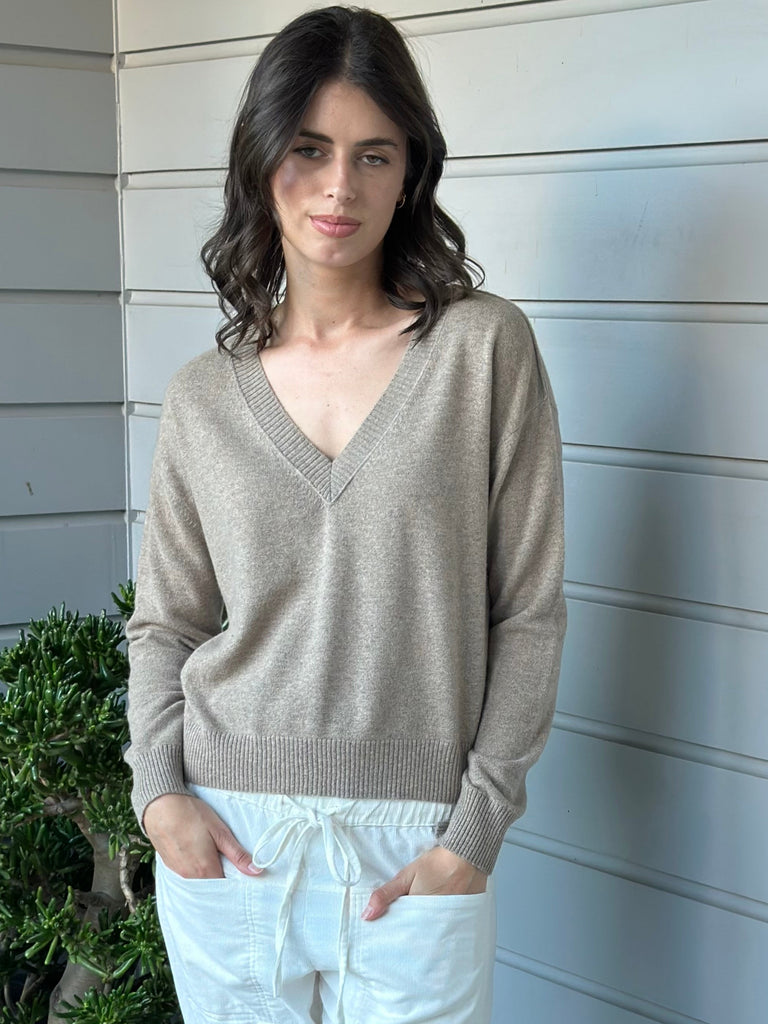 mavis v neck knit- wheat cashmere Apparel