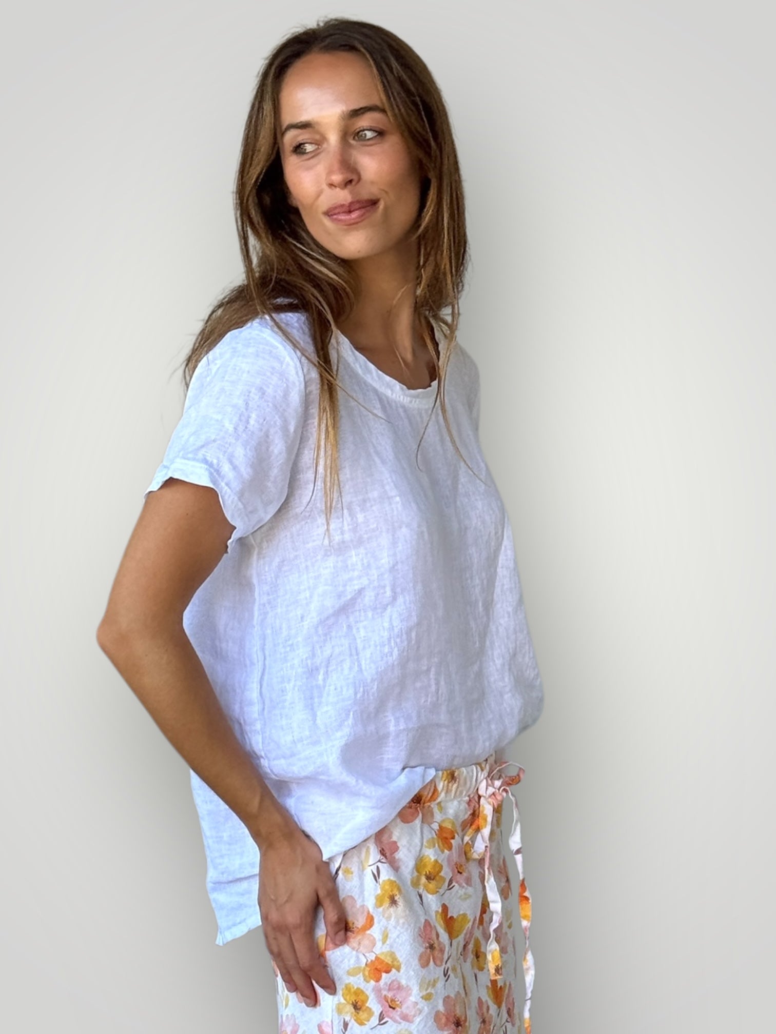 ellie round neck-white linen Apparel