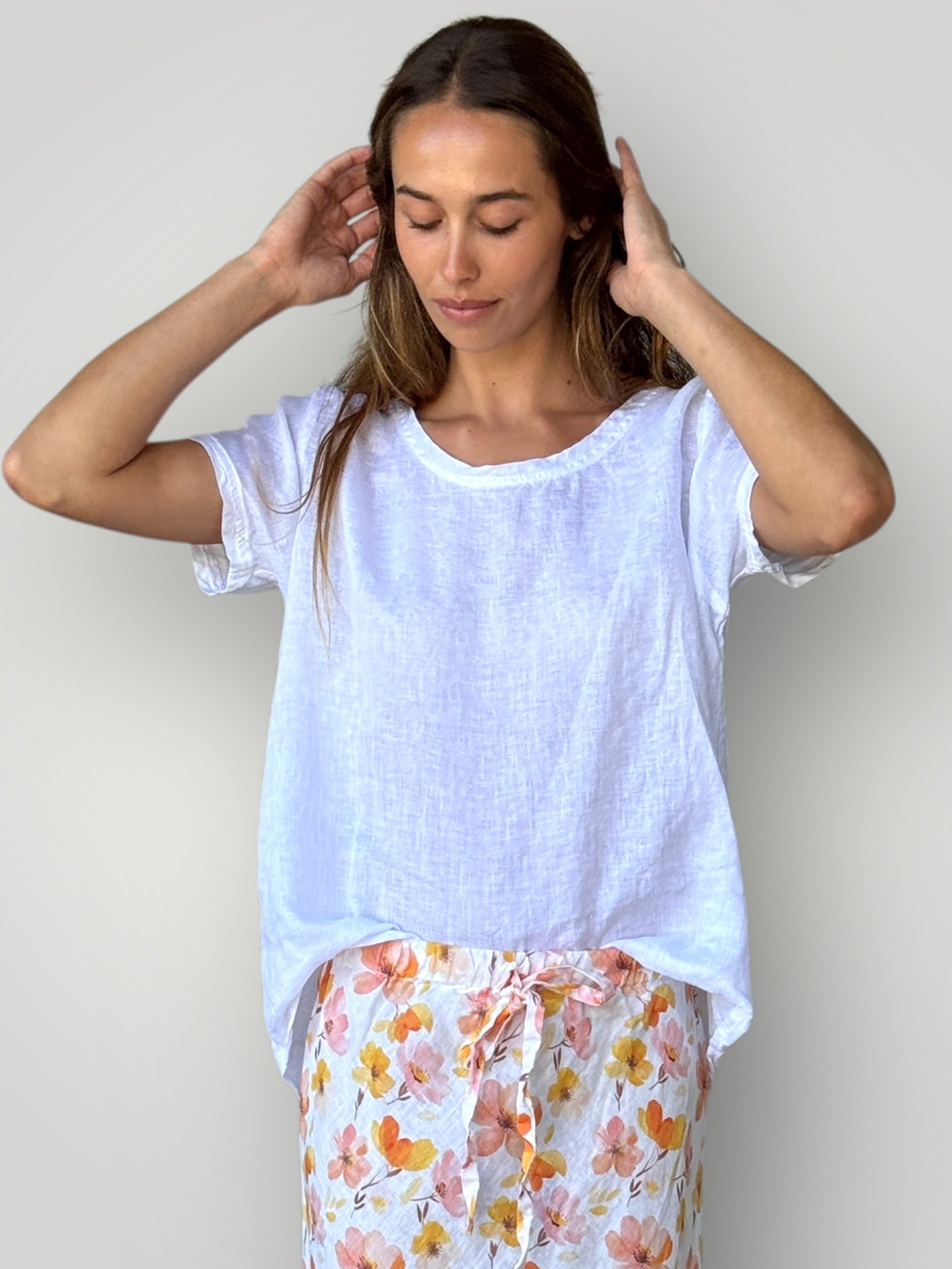 ellie round neck-white linen Apparel