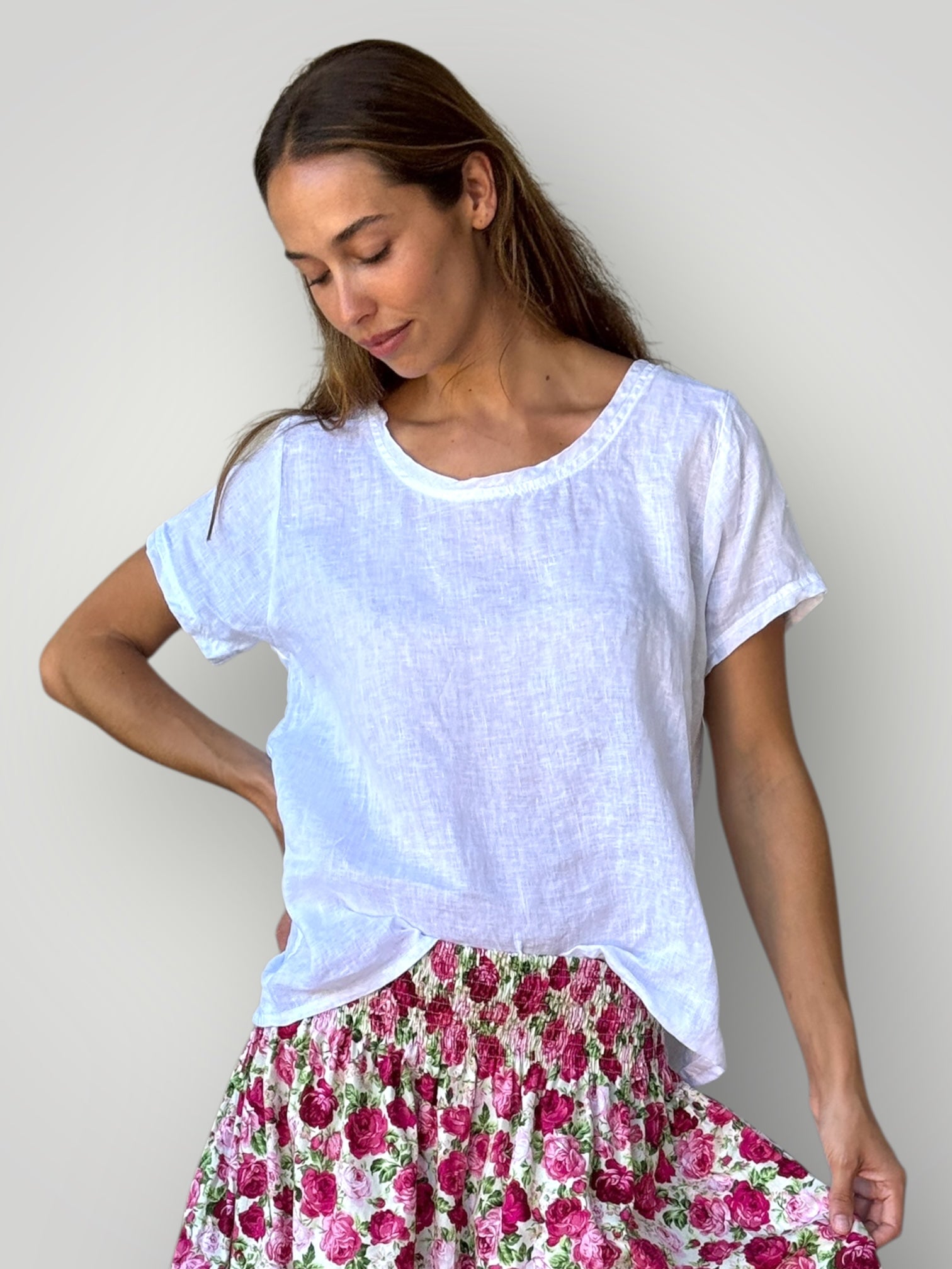 ellie round neck-white linen Apparel
