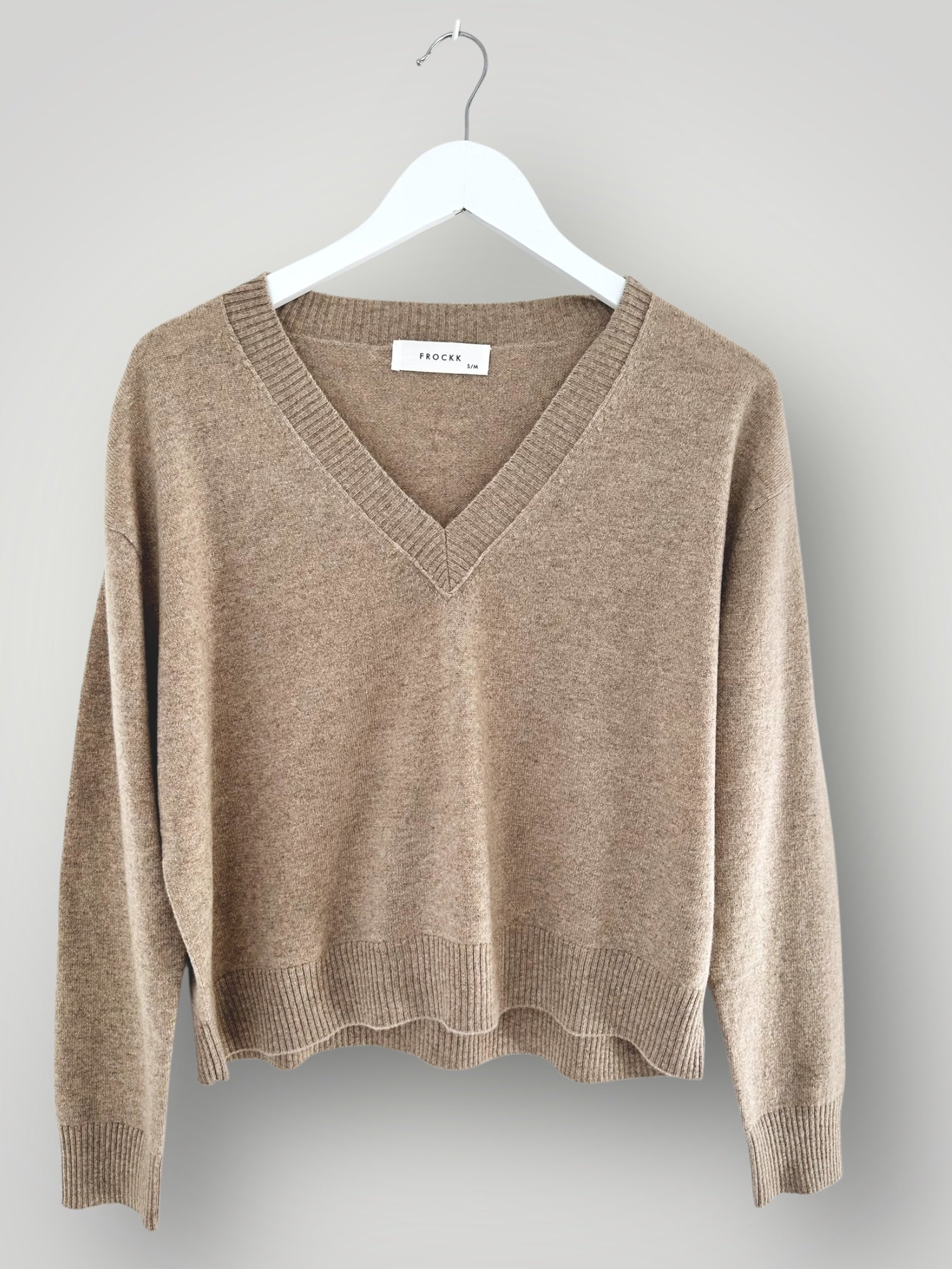 mavis v neck knit- wheat cashmere Apparel