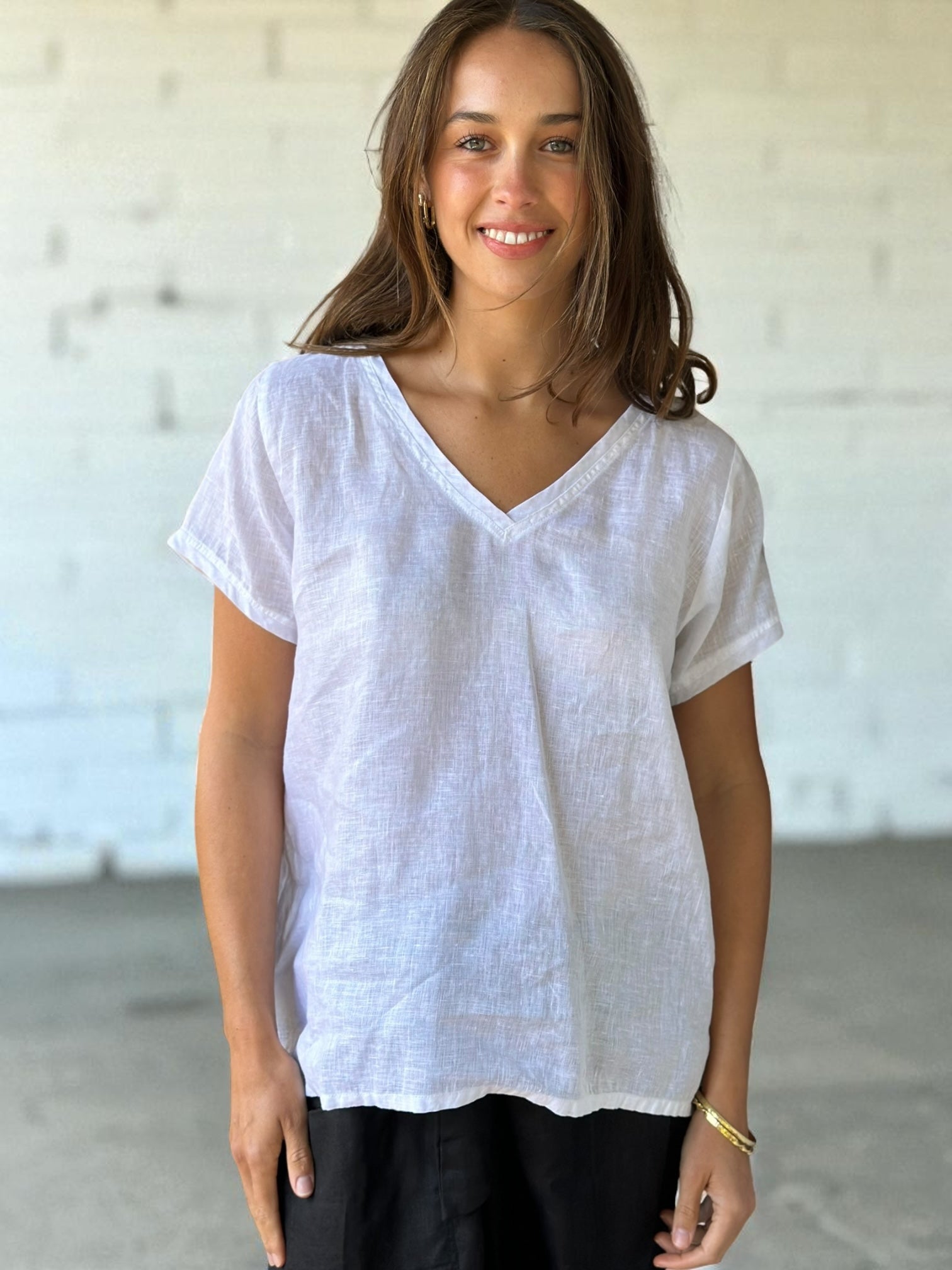 ellie top v neck-white linen Apparel