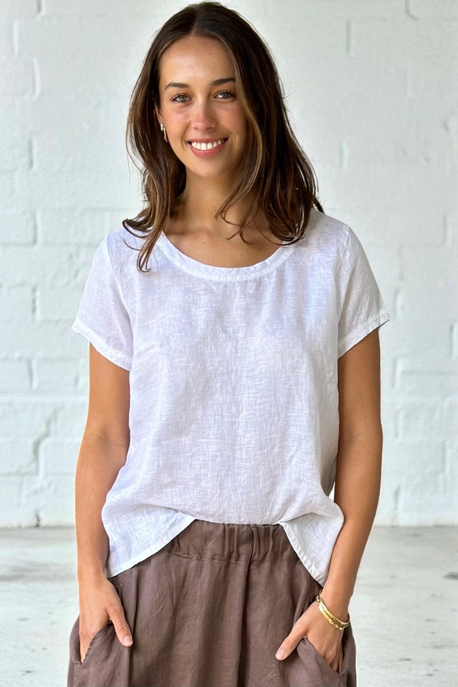 ellie round neck-white linen Apparel