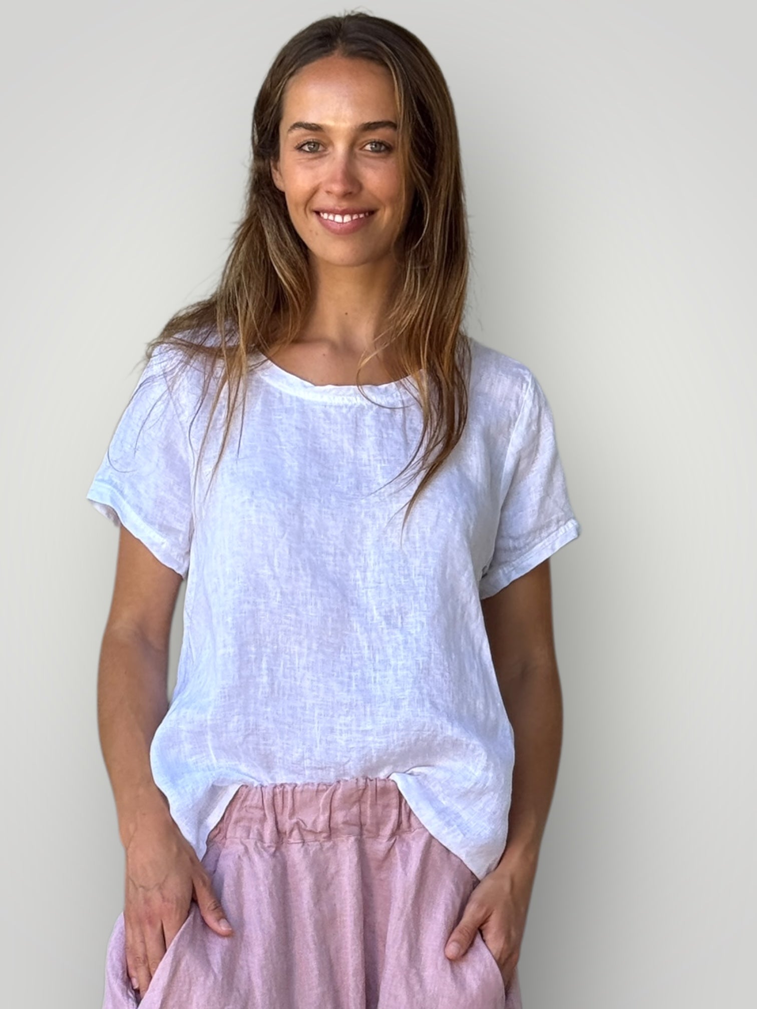 ellie round neck-white linen Apparel