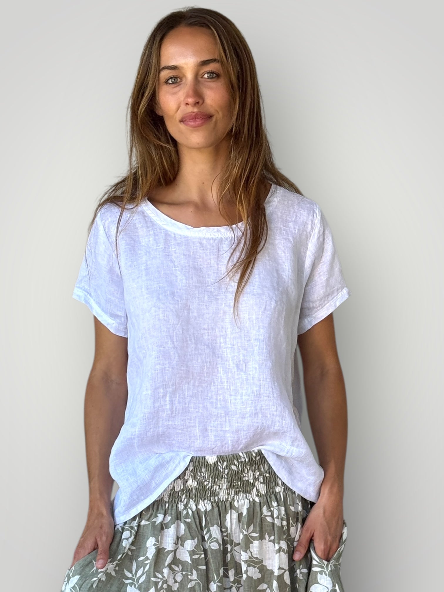 ellie round neck-white linen Apparel