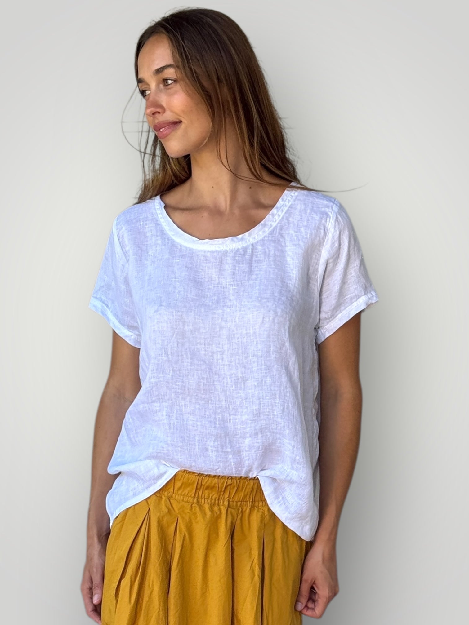 ellie round neck-white linen Apparel