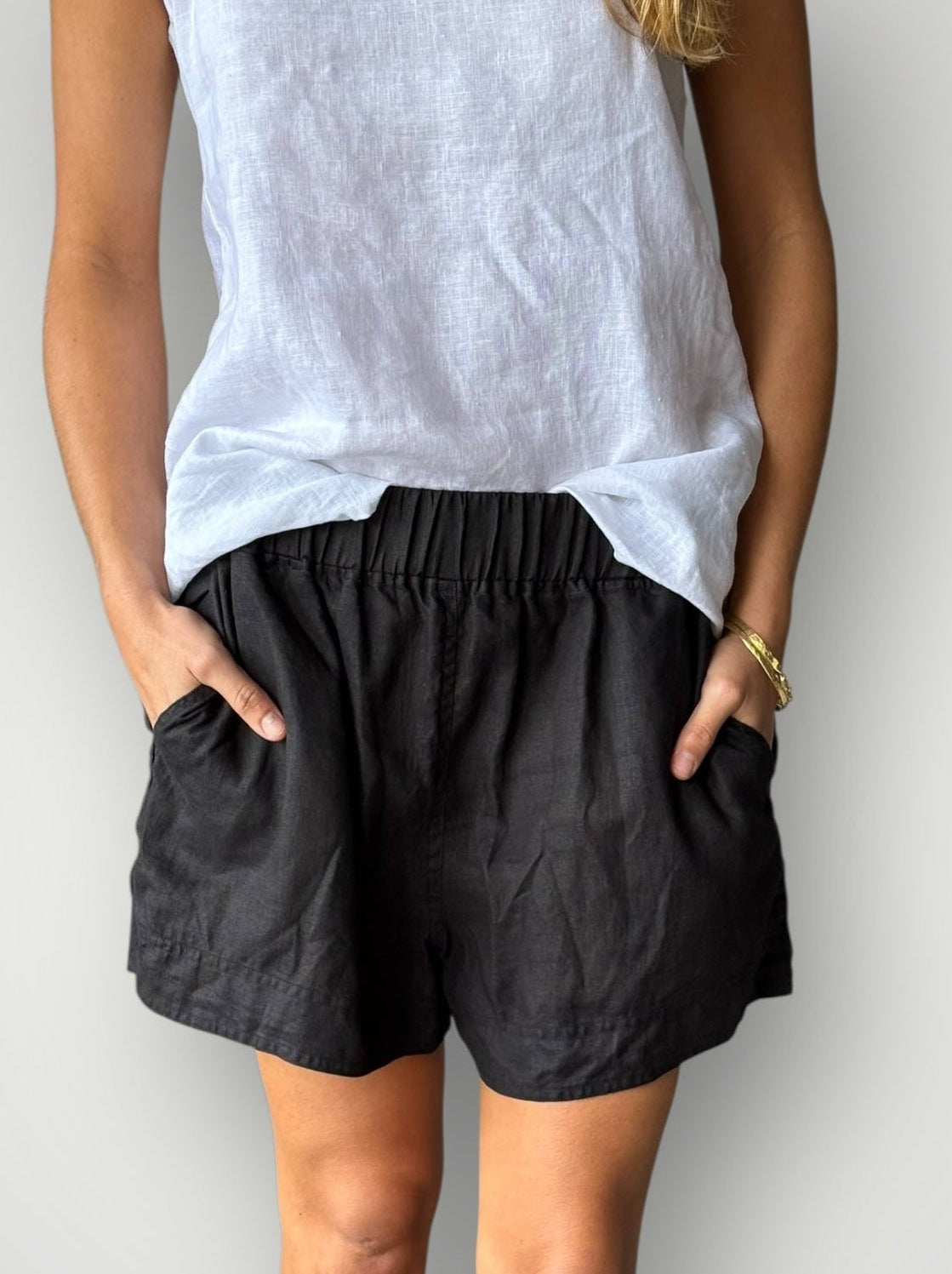 abbey short - black linen Apparel