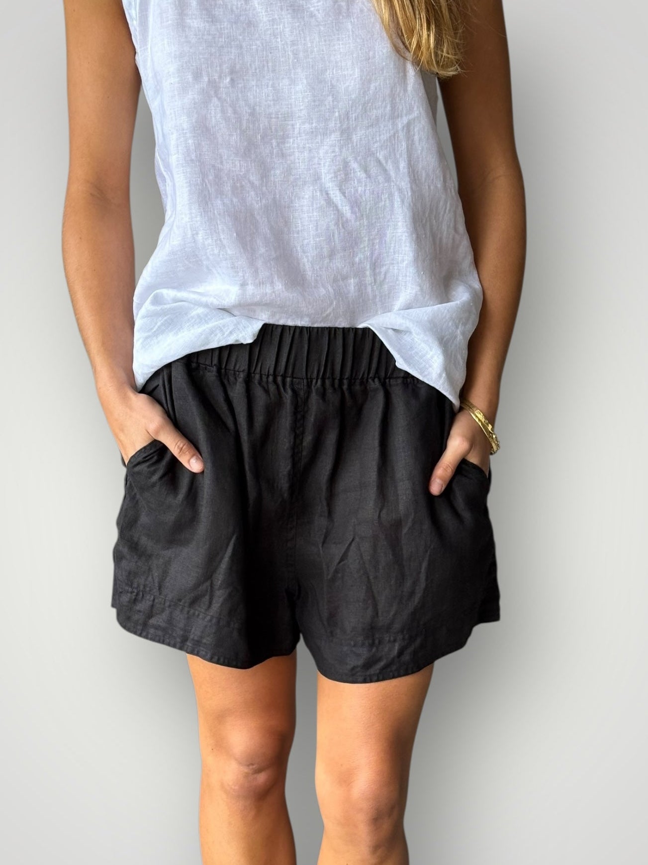 abbey short - black linen Apparel