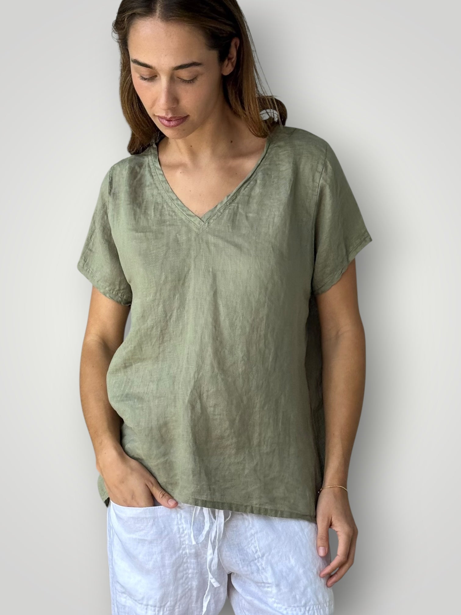 ellie v neck-sage linen Apparel