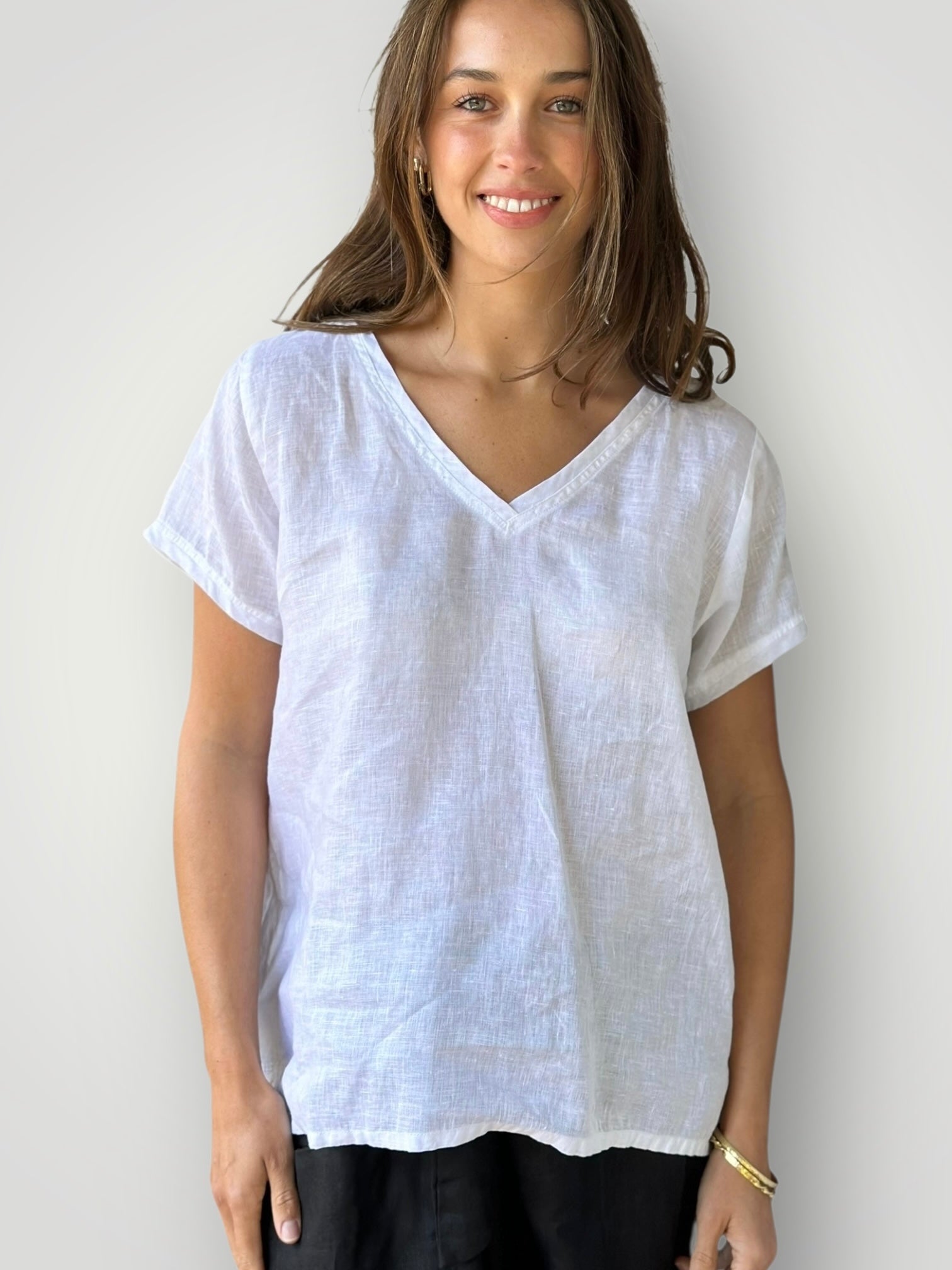 ellie top v neck-white linen Apparel
