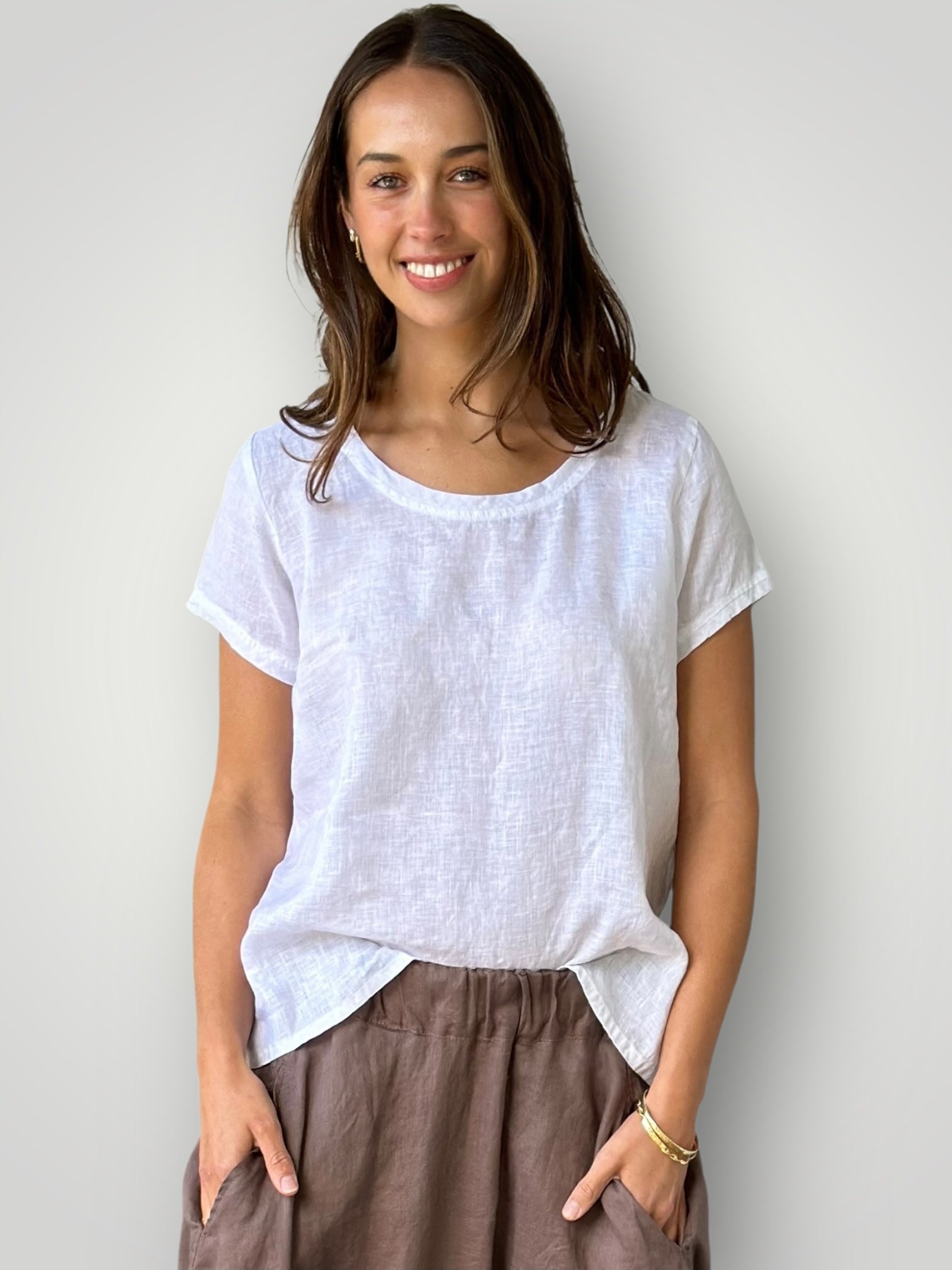 ellie round neck-white linen Apparel